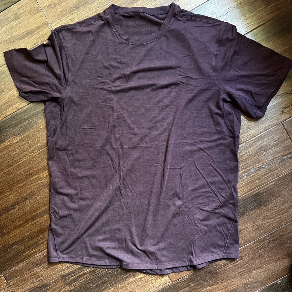 lululemon athletica Men's burgundy Short Sleeve Tee